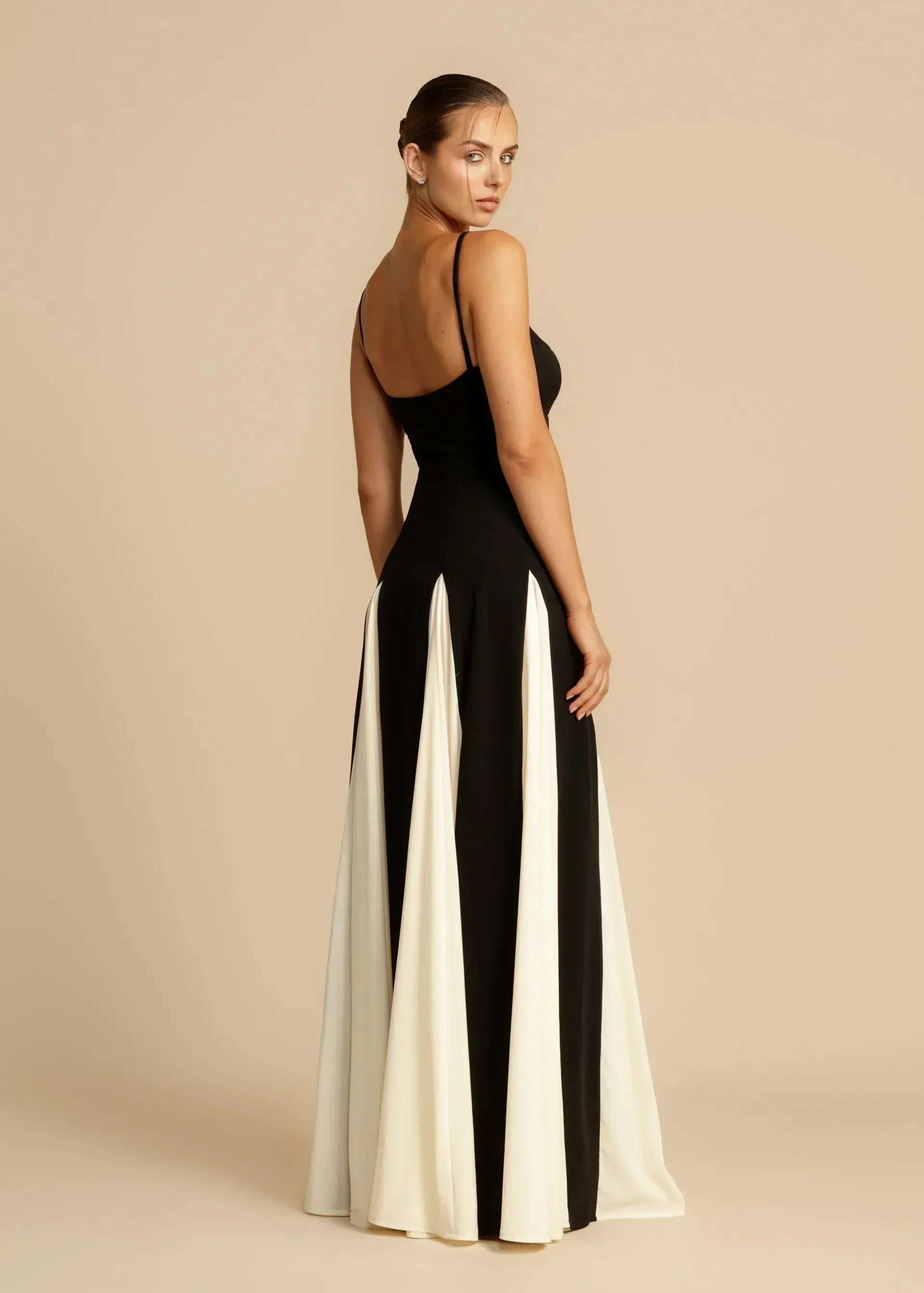 Esmirae - Elegant Contrast Ruffles Maxi Dress