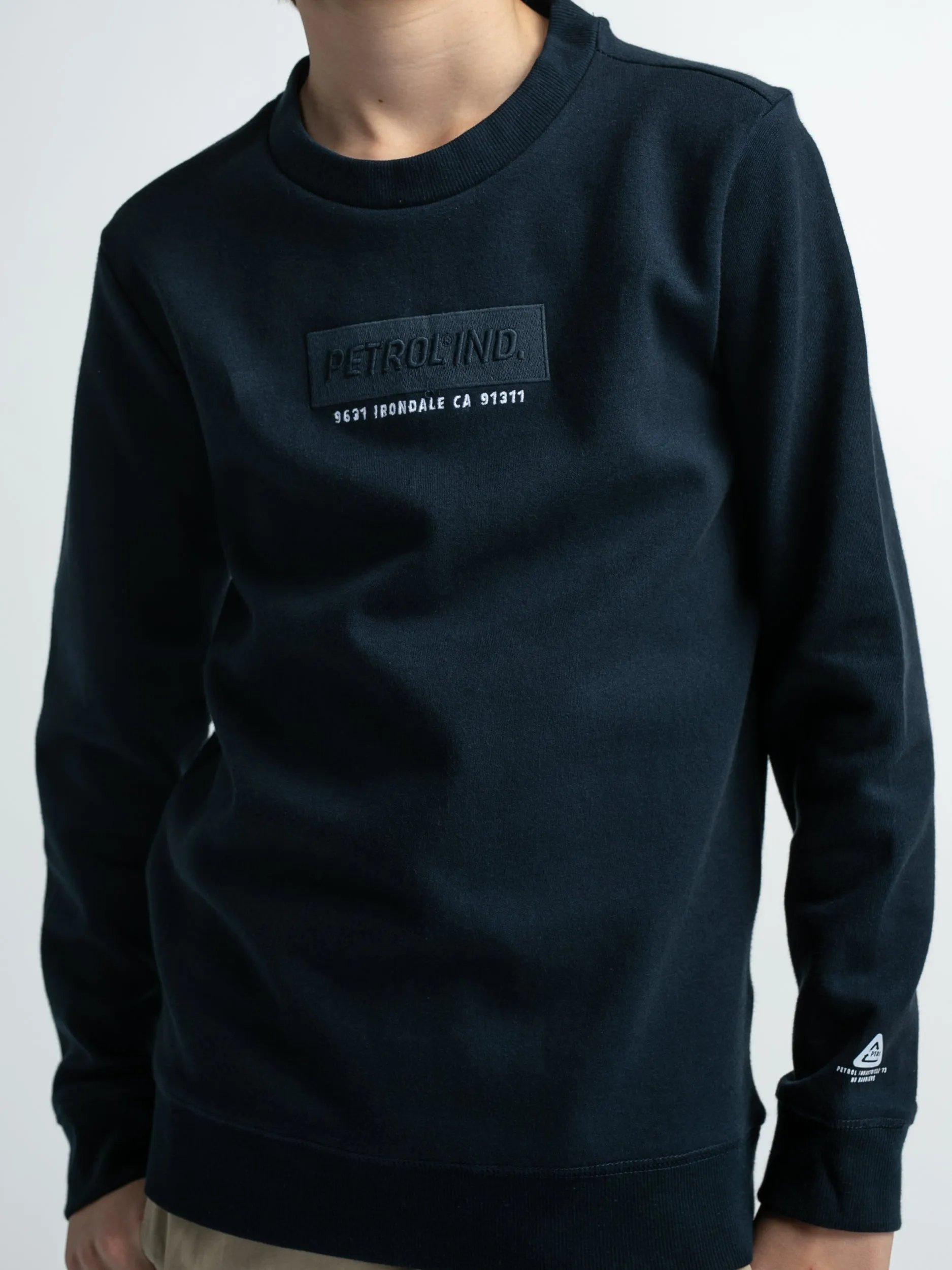 Minimal pullover